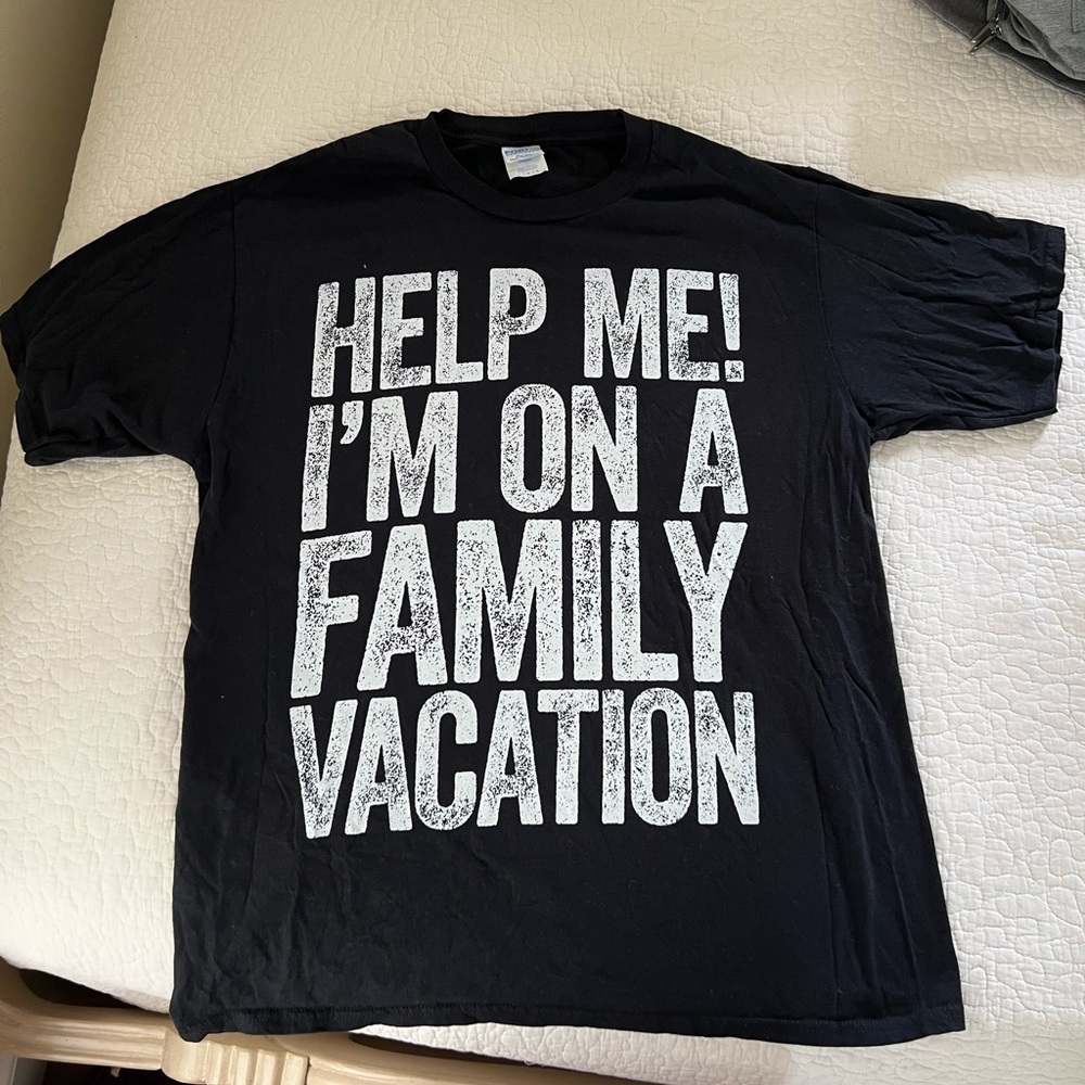 Men’s tshirt “HELP ME! I’M ON A FAMILY VACATION!” Size large, brand new